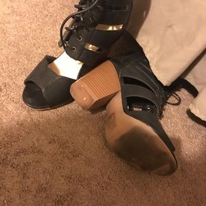 Only wore a handful of times.